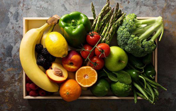 Una caixa amb fruita i verdura de temporada.